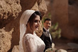 عکاسی عروس در تهران – آتلیه سرو (ژست طبیعی عروس و داماد)